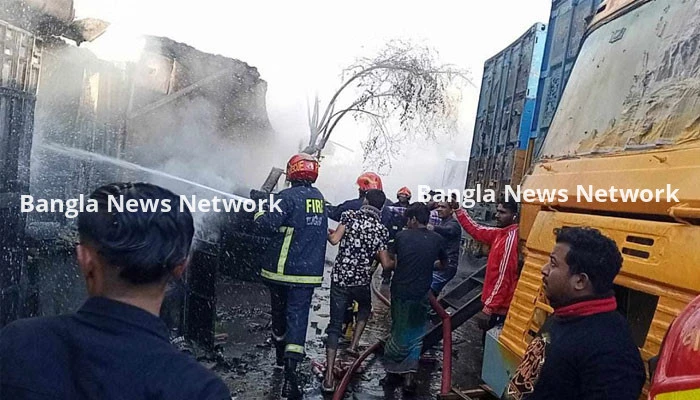 তেজগাঁওয়ের ট্রাকস্ট্যান্ডের আগুন নিয়ন্ত্রণে, পুড়েছে ৬ ট্রাক