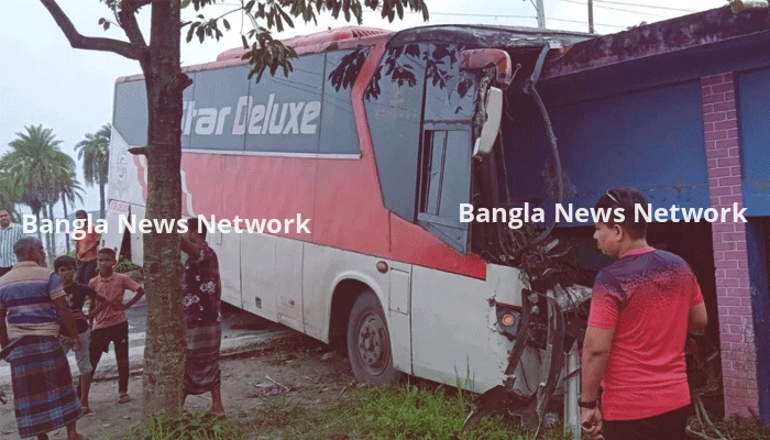 পথচারীকে চাপা দিয়ে মাদ্রাসায় ঢুকে পড়ল বাস