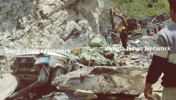 পাহাড়ধসে তাসের ঘরের মতো গুঁড়িয়ে গেল গাড়ি, প্রাণ গেল চালকসহ ১৩ জনের