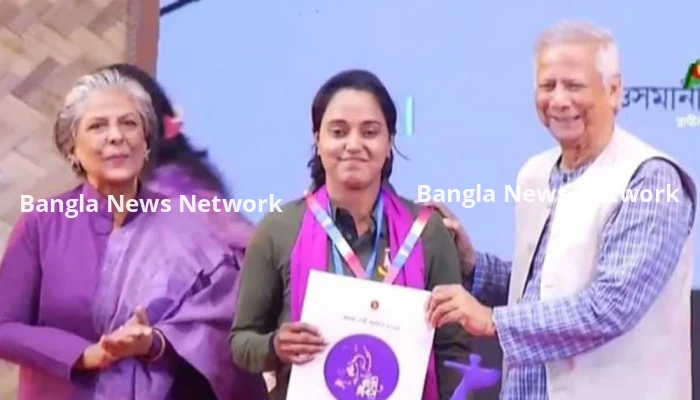 অদম্য নারী পুরস্কার তুলে দিলেন প্রধান উপদেষ্টা