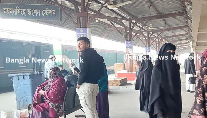 ময়মনসিংহে ট্রেন রেখে পালিয়েছেন চালক, অবরুদ্ধ স্টেশন মাস্টার