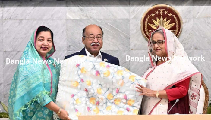 প্রধানমন্ত্রীর কাছে ৩ পণ্যের জিআই সনদ হস্তান্তর