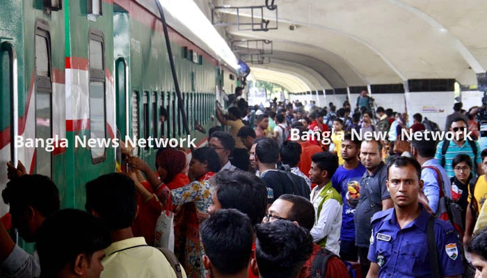 ঈদযাত্রার শেষ দিন, কমলাপুর স্টেশনে যাত্রীর ঢল