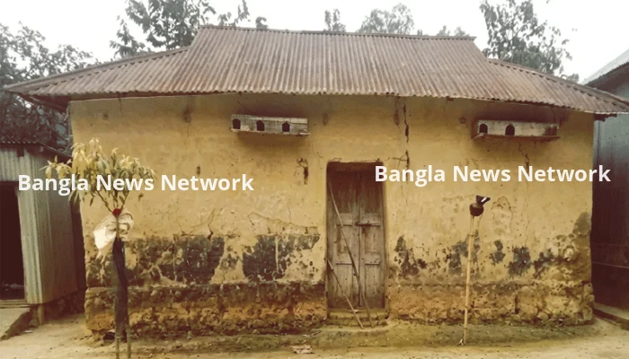 প্রজন্মের স্মৃতি বুকে নিয়ে টিকে আছে মাটির ঘর