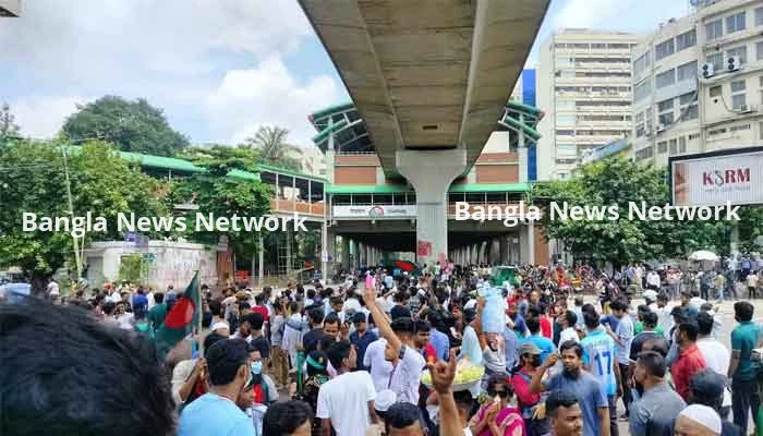 এক দফা দাবিতে শাহবাগে শিক্ষার্থী ও পেশাজীবীদের অবস্থান