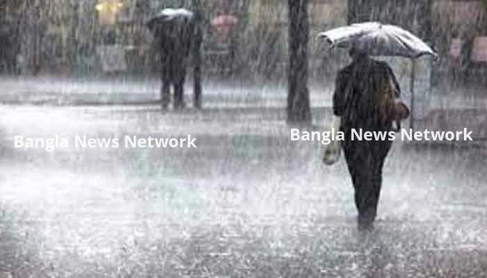সকালেই কালো মেঘে নেমেছে বৃষ্টি
