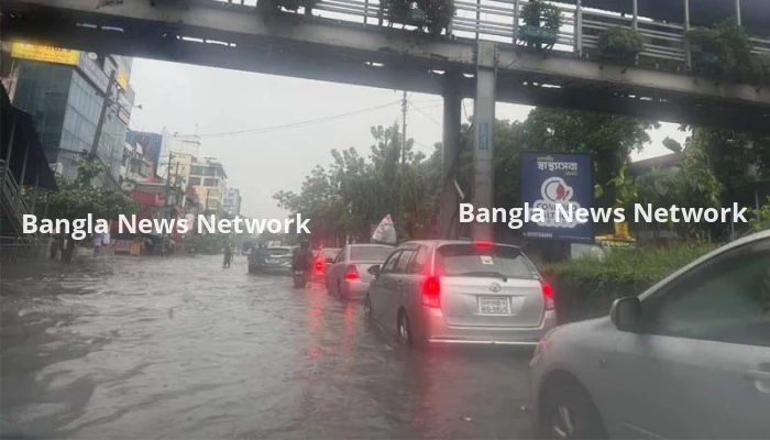 অঝোরে বৃষ্টিতে ডুবলো ঢাকার রাস্তা, ভোগান্তিতে জনতা