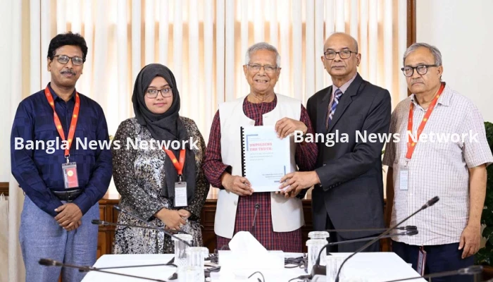 প্রধান উপদেষ্টার কাছে গুম সংক্রান্ত কমিশনের দ্বিতীয় প্রতিবেদন হস্তান্তর