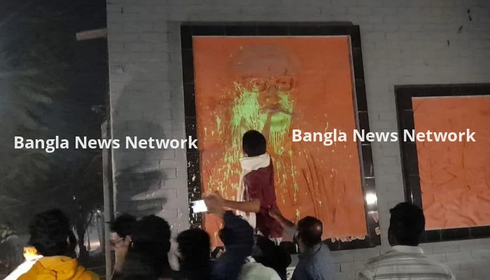 জাবিতে শেখ পরিবারের ম্যুরাল ও স্মৃতিচিহ্ন মুছে দিল শিক্ষার্থীরা