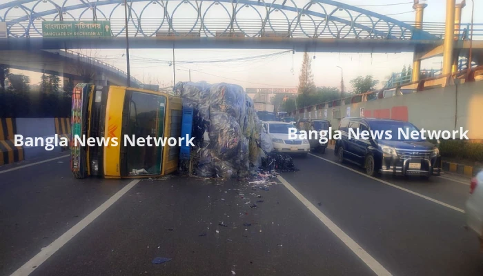 নিকুঞ্জের সামনে ট্রাক উল্টে সড়কে তীব্র যানজট