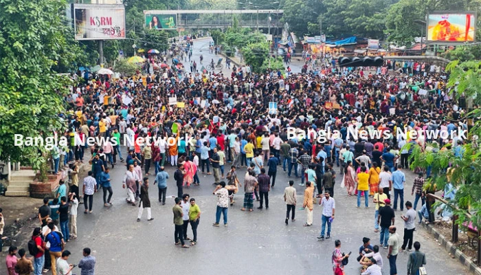 হিন্দুদের ওপর হামলার প্রতিবাদে সাড়ে তিন ঘন্টা সড়ক অবরোধ