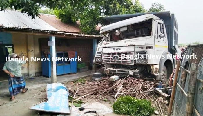 ট্রাকের ধাক্কায় মাদ্রাসার দেয়াল ভেঙে ১৪ শিক্ষার্থী আহত