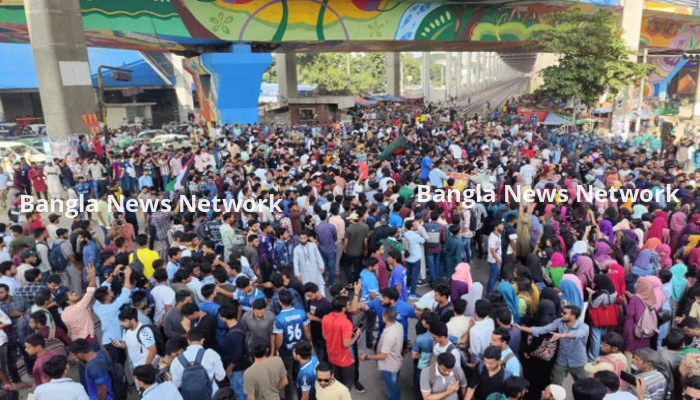 মহাখালীতে তিতুমীর কলেজের শিক্ষার্থীদের আন্দোলনে আটকে আছে ২ ট্রেন