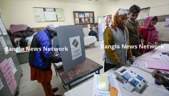 দিল্লিতে চলছে বিধানসভার ভোট, রাজধানী কবজায় নিতে মরিয়া বিজেপি