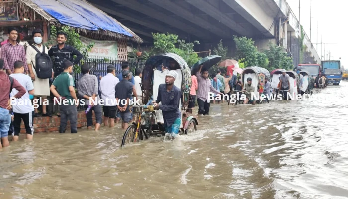 চট্টগ্রামে রাতের বৃষ্টিতে দিনে সড়কে কোমর পানি