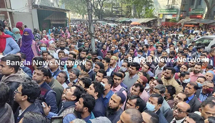 সচিবালয়ে ধীরে ধীরে ঢুকতে থাকেন অপেক্ষরত কর্মকর্তা-কর্মচারীরা